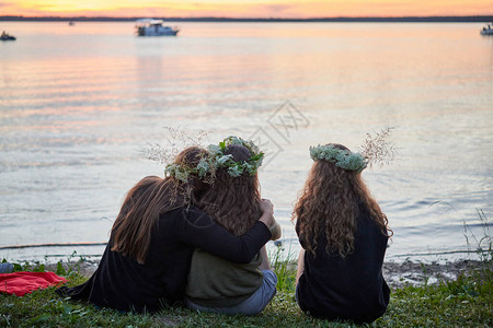 3个女孩在湖边有野花圈图片