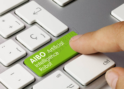 AIBO人工智能机器人在金属键盘绿键上写图片