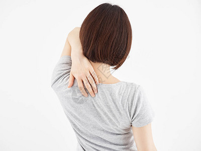 白色背景下肩胛骨疼痛的女人图片