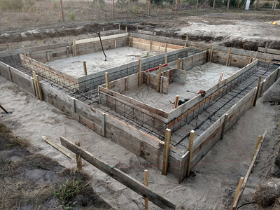 小屋的木模板混凝土条形基础图片素材