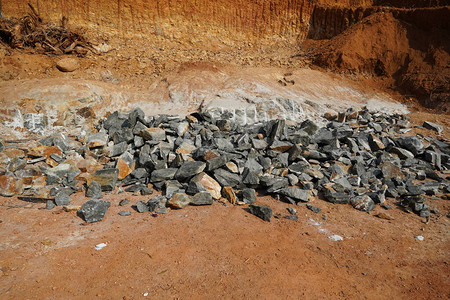 岩石堆IE锂开采和自然资源图片