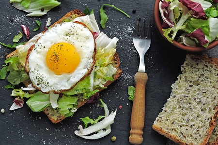 煎吐司配鸡蛋和沙拉健康的早餐或小吃酮饮食生图片