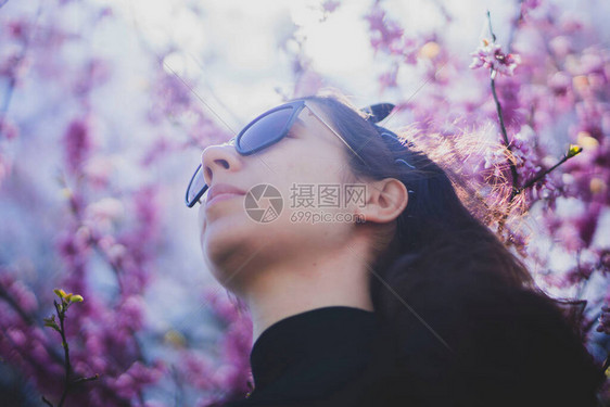 美丽的caucasian美女带着眼镜图片