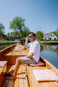 荷兰元月用船访视该村图片