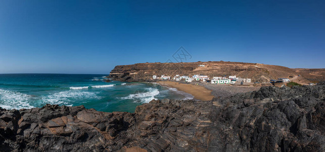 2019年10月在海滩上建起的一座小村落Fuerteve图片