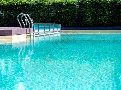游泳池在豪华酒店绿灌木附近的户外图片