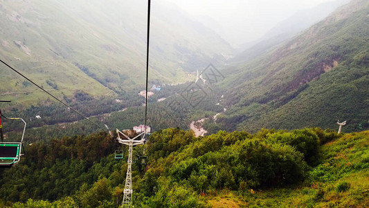 美丽的高加索绿山的全景图片