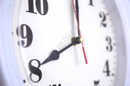 特写odern挂钟白色时间和时期办公室钟表和带小时和分钟时针对图片