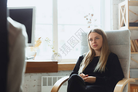 在与女员工老板或人力资源经理进行工作面试时坐在办公室里的年轻女图片