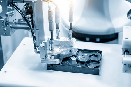 机械臂拾取硬盘部分中的电路板零件组装电子工业制造过程中材料处理图片
