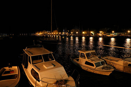 晚上在港口的渔船图片