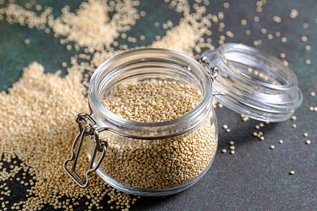 玻璃罐中的白色原始quinoa图片