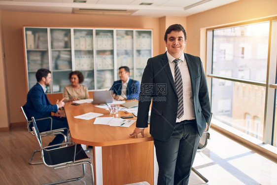 商业律师工作者在律师事务所办公室开会在工作场所从事财务战略的专业执行合伙人领导工人站着自图片