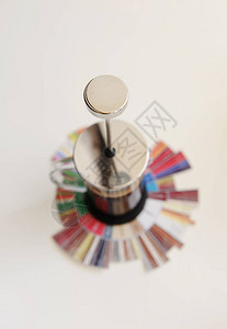 法式压榨咖啡粉在咖啡品尝者风味轮上柱塞未降低白色背景图片