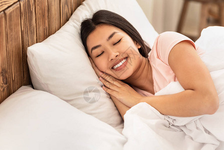 Wellsept女孩在家卧室的舒适床上睡得很好甜蜜的梦想概念文图片