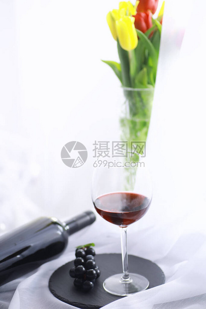 玻璃与葡萄红半干酒情人节概念背景节日礼物图片