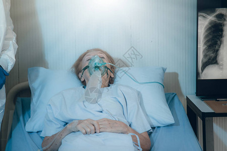 医疗队试图鼓励和治疗老年女患者的症状图片