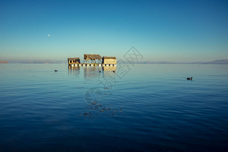 在拉巴斯玻利维亚PuertoPerez的黑鸭附近Titicaca湖的一个漂浮岛屿上建的小旅游小旅店斯特劳背景图片