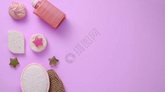 Spa日概念粉红色背景的淋浴配件毛巾海绵凝胶浴盐肥皂复印空间图片