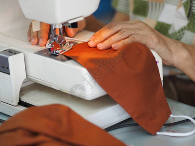妇女用缝合机缝制面罩图片
