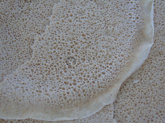 各种主菜Injera是一种由苔麸面粉制成的酸面包它是埃塞俄比亚厄立图片