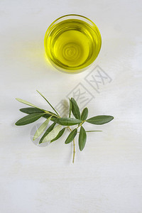 在意大利Apulia生产的白桌子上图片