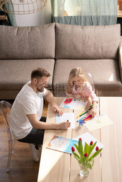 当代青年男子教他女儿如何用彩铅笔绘画图片