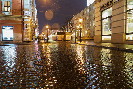 雨后欧洲古老城市深夜街道图片