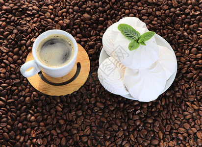 热咖啡和白色棉花糖在桌子上图片