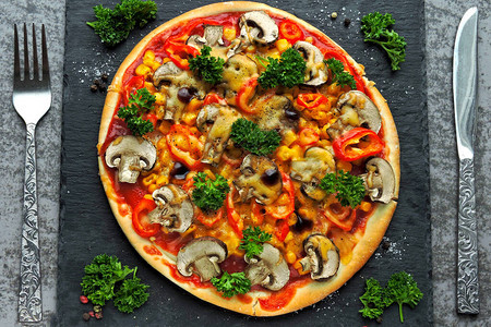 健康的素食披萨配蘑菇和蔬菜基托饮图片