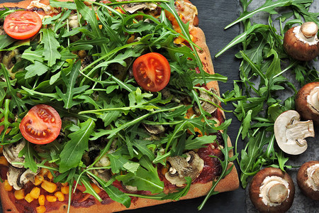 素食比萨配蘑菇和新鲜芝麻菜方形披萨配蔬菜图片