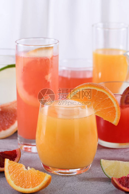 在新鲜脱氧柑橘汁中清新鲜的榨橙汁来自西里桔图片