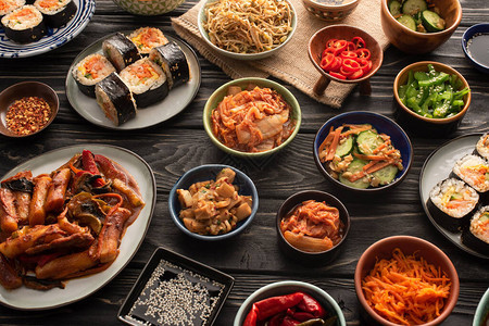 木制表面传统和美味的韩国菜有选图片