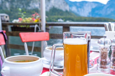 在高阿尔卑斯山脉的哈尔施塔特湖旁的浪漫餐厅图片
