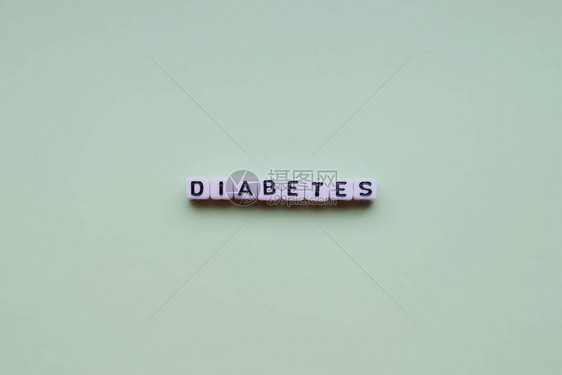 浅色背景中的糖尿病词立方体图片