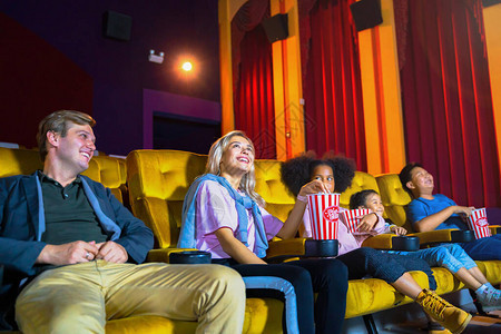 在电影院里看电影和感到快乐集体娱乐活动与娱乐Cinemma概念校对背景图片