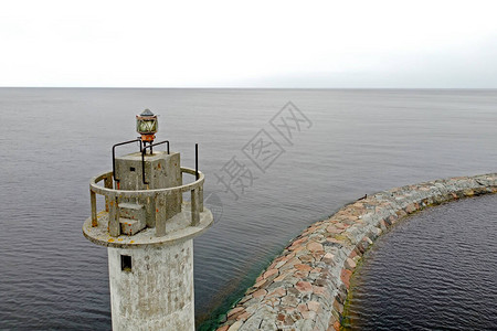 灯塔位于湖岸附近的一个石丘上图片