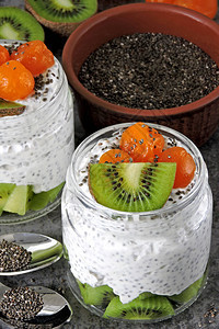 酸奶加奇异果猕猴桃和金橘白酸奶和罐子里的水果健身早餐健康图片