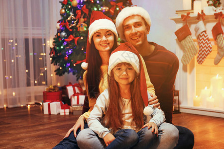 幸福的一家人坐在圣诞节图片