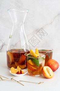 果汁加冰的冷桃茶水图片