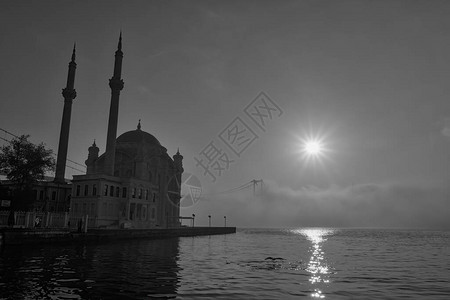 土耳其伊斯坦布尔Ortakoy清真寺和Bosphorus桥图片