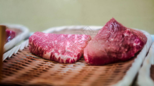 新鲜和牛生肉的安排准备出售给日本的客户用于烧烤菜单并在日本餐厅或肉店出售的最高肉类等级A5图片