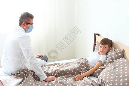 医生坐在生病孩子的床边医生到图片