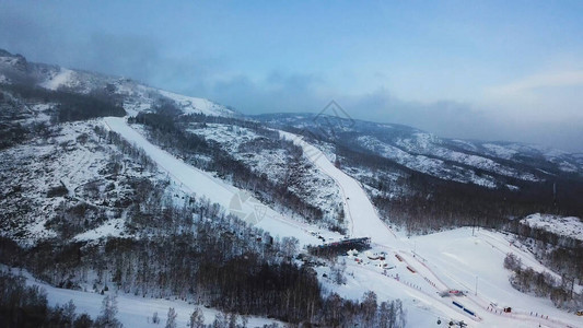 冬季空滑雪场的顶视图影视素材冬季傍晚的森林附近美丽的废弃滑雪图片
