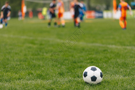 运动户外背景在球场上的足球足球比赛锦标赛比在模糊的背景下夏季时的图片