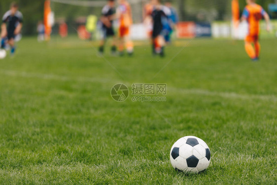 运动户外背景在球场上的足球足球比赛锦标赛比在模糊的背景下夏季时的图片