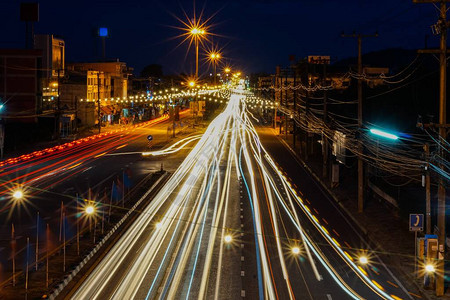 城市交通灯路泰国Rayong市夜图片