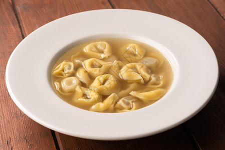 肉汤中的意大利饺子菜典型的意大利美食图片