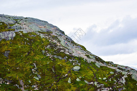 前往Kjeragbolten的游客挪威山脉的风景图片