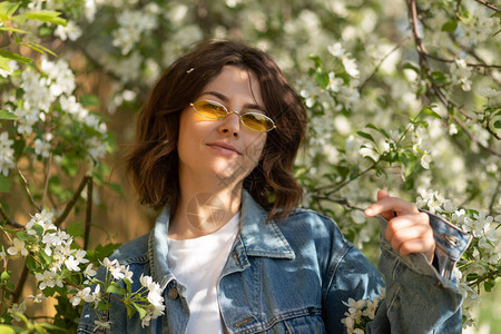 有花的创意肖像女人设计艺术概念一个年轻女人的浪漫肖像图片